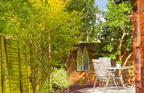 City Centre Cottage | Guest Rated: Bard's Nest Scholars Cottage in Town Centre
