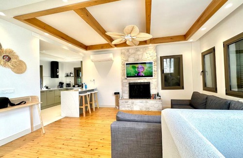 Bodrum City Center Villa | Relax at Bardakçı No 9: Oceanfront & Pet Friendly Retreat