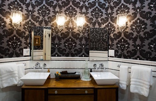 Bartlesville Bed & Breakfast | Discover BarDew Valley Inn: 4-Star Retreat with Breakfast