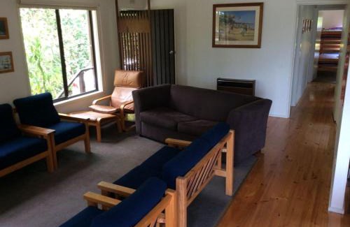 Skenes Creek House | Cozy Bardham: Family-Friendly Retreat with Fireplace