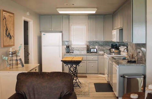 Kingsland House | Bare Feet Retreat: Family-Friendly Lakefront Escape.
