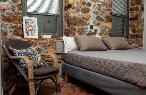 Agios Adrianos House | Exceptional Barhouse: Family-Friendly Stay with Top Ratings