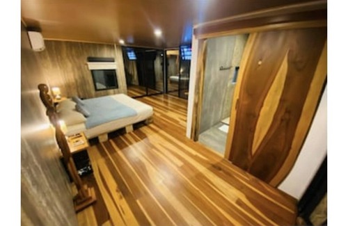 Penjamo Cabin | Enchanting Bark Cabin by the Waterfall with Spa & Breakfast