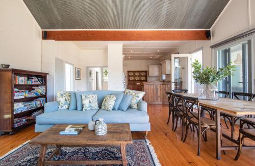 Flinders House | Relaxing Boutique Cottage with Spa in Flinders