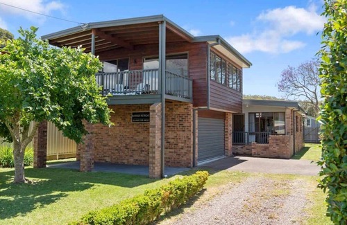 Burrill Lake House | Barker Retreat: Beach, Lake & Bushland Getaway Awaits