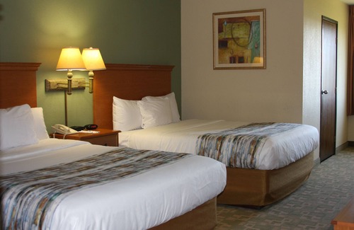 Superior Hotel | Relax at Barker's Island Inn Resort: Pool, Spa & Dining