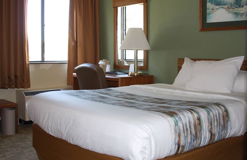 Superior Hotel | Relax at Barker's Island Inn Resort: Pool, Spa & Dining