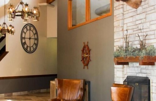 Superior Hotel | Relax at Barker's Island Inn Resort: Pool, Spa & Dining