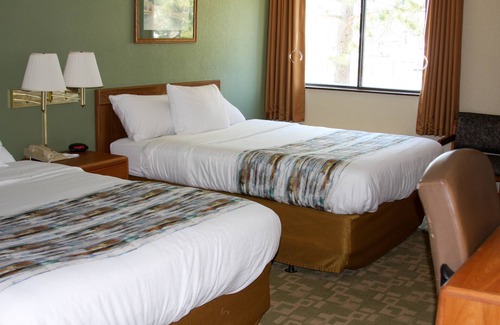 Superior Hotel | Relax at Barker's Island Inn Resort: Pool, Spa & Dining