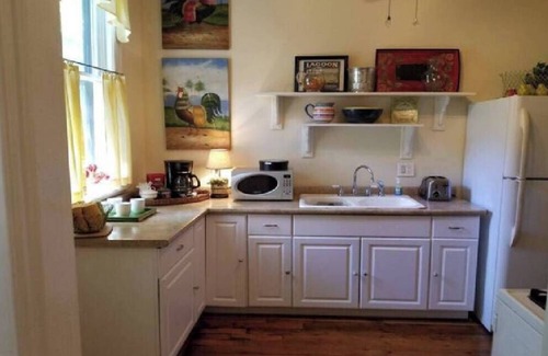 East of Broadway Cottage | Inviting Barkley Cottage - Cozy 1 Bedroom Retreat