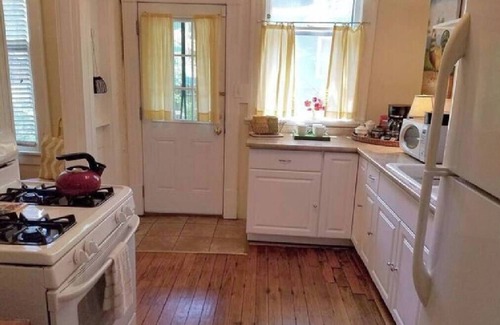 East of Broadway Cottage | Inviting Barkley Cottage - Cozy 1 Bedroom Retreat