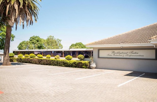Uitenhage House | Cozy Barkly Street Guesthouse with Family-Friendly Amenities