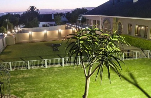 Uitenhage House | Cozy Barkly Street Guesthouse with Family-Friendly Amenities