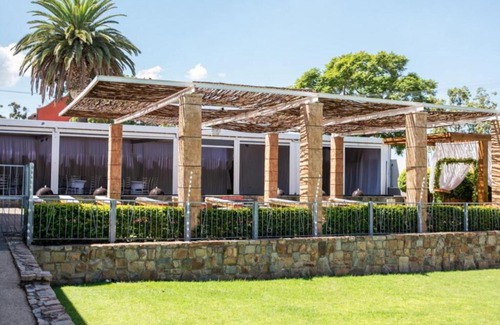 Uitenhage House | Cozy Barkly Street Guesthouse with Family-Friendly Amenities