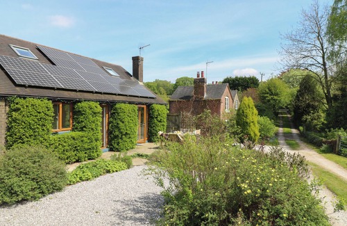 Oakamoor Cottage | Pet-Friendly Barks Cottage: Top-Rated Getaway in Oakamoor
