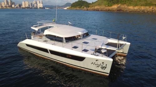 Paraty Boat Rental | Barla Navegações: Ideal Getaway with Hot Tub & Pet-Friendly