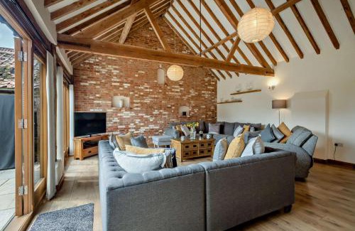 East Dereham House | Pet-Friendly Escape at Barley Barn: Ideal for Families