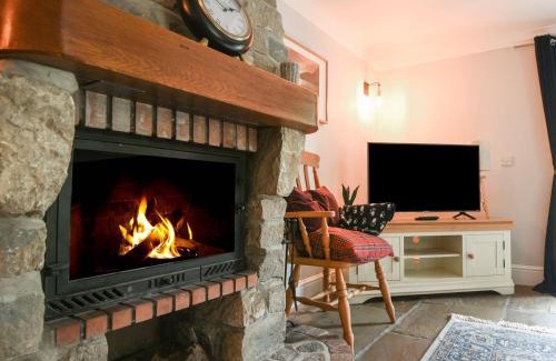 Smallridge House | Inviting Barley Cottage: Pet & Child Friendly Escape