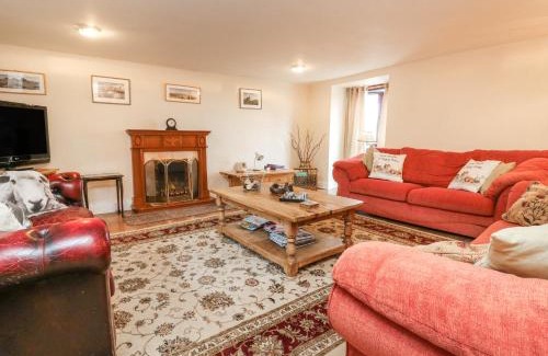 Okehampton House | Pet-Friendly Barley Meadow with Great Guest Reviews