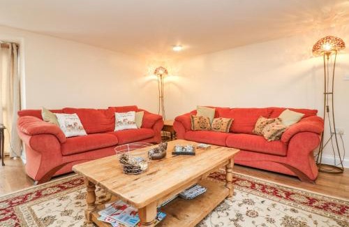 Okehampton House | Pet-Friendly Barley Meadow with Great Guest Reviews