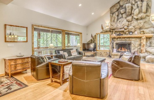 Zigzag House | Explore Barlow Trail Lodge: Family-Friendly with Breakfast