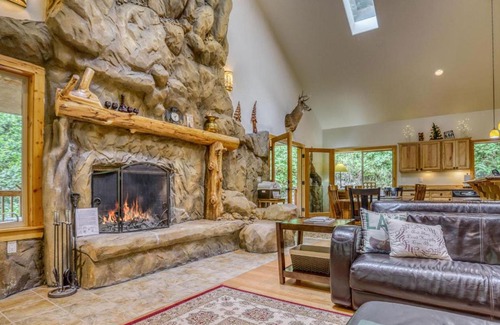 Zigzag House | Explore Barlow Trail Lodge: Family-Friendly with Breakfast