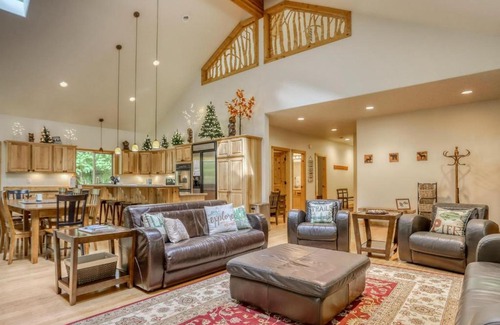 Zigzag House | Explore Barlow Trail Lodge: Family-Friendly with Breakfast