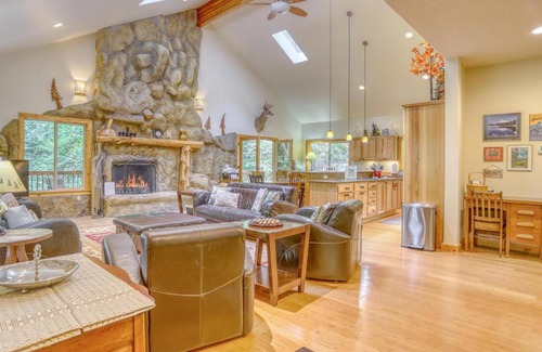 Zigzag House | Explore Barlow Trail Lodge: Family-Friendly with Breakfast