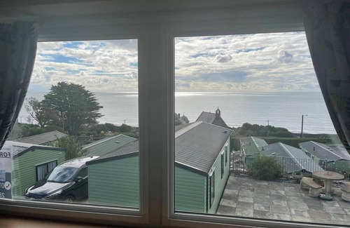 Fairbourne Cabin | Scenic Hillside Sea View Retreat with Pool & Breakfast