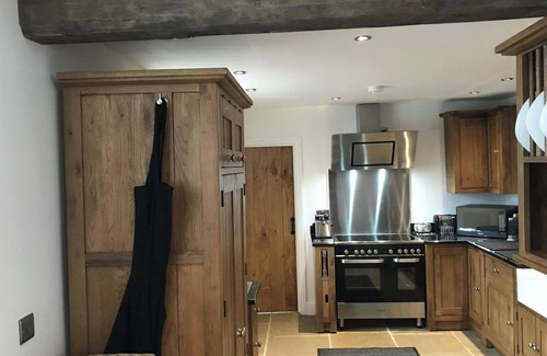 Winkhill House | Modern 2-Bed Barn at Alton Towers with Family-Friendly Perks