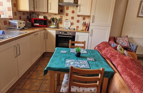 Pentir House | Charming Barn Conversion with Spa Near Snowdonia & Zip World