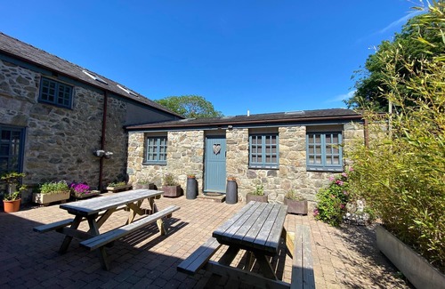 Llangefni Cottage | Inviting Barn Conversion with Pool and Lake View