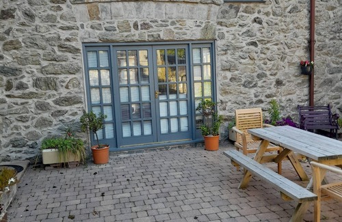 Llangefni Cottage | Inviting Barn Conversion with Pool and Lake View