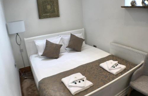 Cauldon Low House | Family-Friendly Barn Retreat near Alton Towers