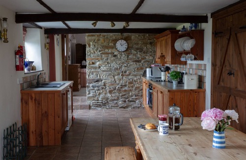 Bude Cottage | Elegant Barn Conversion with Pool Near Ocean - Rated 9.8