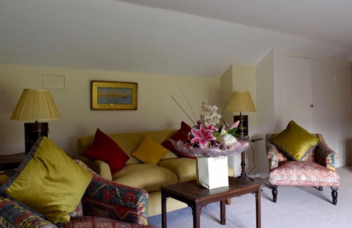 Eythorne House | Cozy Barn Cottage: Pet & Child Friendly Retreat Awaits