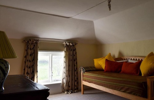 Eythorne House | Cozy Barn Cottage: Pet & Child Friendly Retreat Awaits