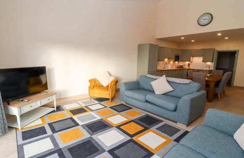 Little Rissington Cottage | Barn in Cotswolds with Hot Tub & Scenic Views