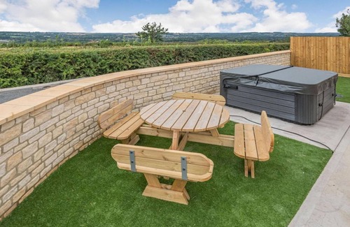 Little Rissington Cottage | Barn in Cotswolds with Hot Tub & Scenic Views