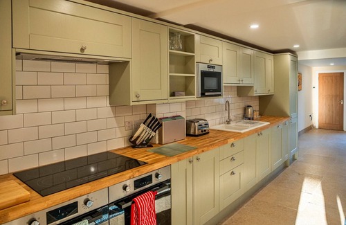 Little Rissington Cottage | Barn in Cotswolds with Hot Tub & Scenic Trails