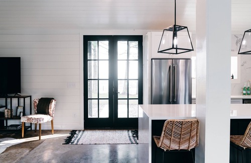 Columbia House | Idyllic Barn Retreat on Modern Farm Near Nashville