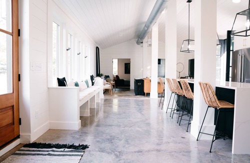 Columbia House | Idyllic Barn Retreat on Modern Farm Near Nashville