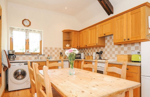 Brazzacott Cottage | Family-Friendly Barn Owl Cottage with Scenic Ocean Views