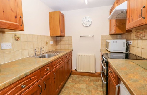 Louth Cottage | Incredible Barn Owl: Oceanfront Stay with Pet-Friendly Comfort