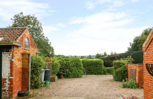 Louth Cottage | Incredible Barn Owl: Oceanfront Stay with Pet-Friendly Comfort