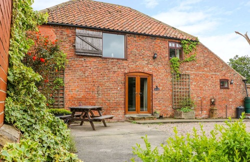 Louth Cottage | Incredible Barn Owl: Oceanfront Stay with Pet-Friendly Comfort