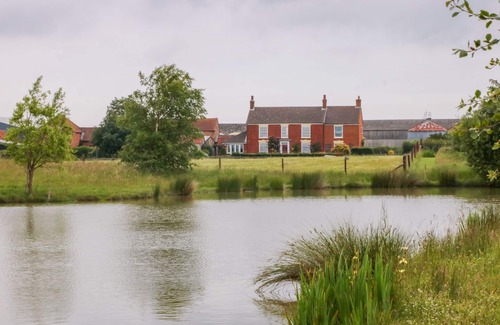 Louth Cottage | Incredible Barn Owl: Oceanfront Stay with Pet-Friendly Comfort