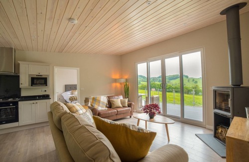 Newtown Cottage | Cozy 2-Bedroom Retreat with Spa & Hot Tub in Newtown