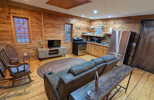 Baltic House | Idyllic Barn Stay at Hanover Vineyards with Hot Tub & Pool