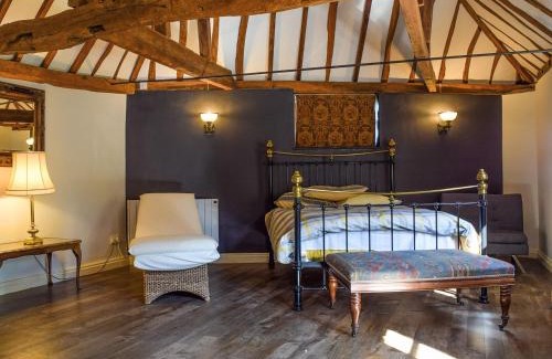 Wooburn Moor House | Charming Barn Suite: Pet-Friendly & Family-Friendly Escape